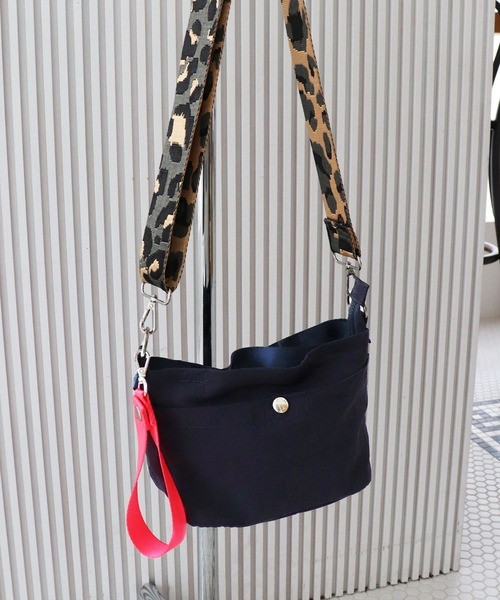 ELLEgirl（エルガール）の「《新色/再入荷》撥水 2wayショルダーバック【ELLEgirl/エル ガール】（ショルダーバッグ・レディース・ブラック/ベージュ/ピンク/ブラック系その他/ブラック系その他2/ネイビー・FREE）」の5枚目の写真