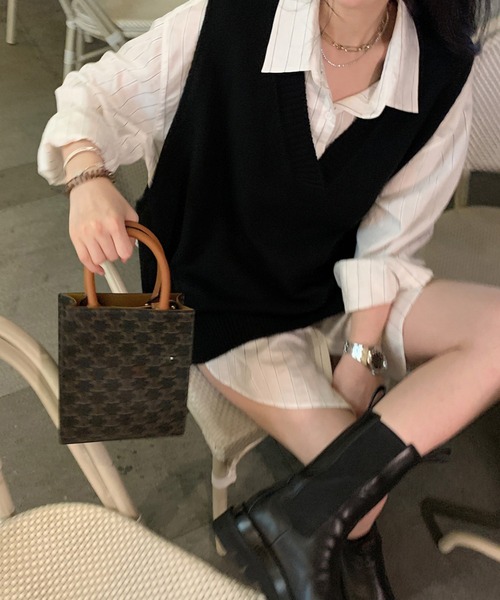 GEMEDA(ジェメダ)の「スリット入りVネックニットベスト【G】(ベスト・レディース・ブラック/グレー・M)」の2枚目の写真