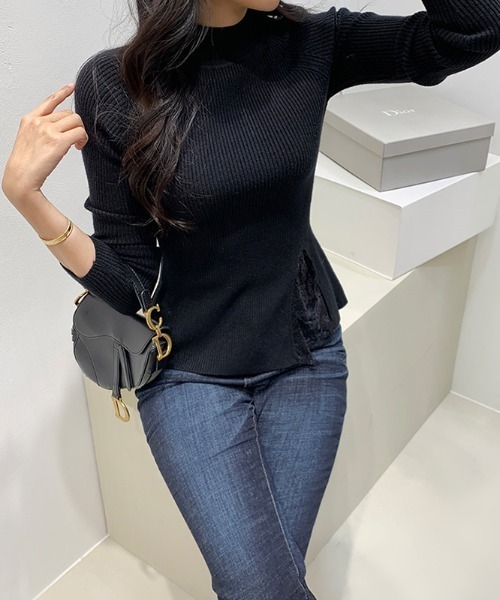 COCOMOMO(ココモモ)の「レーススリット ハイネックペプラムニット(ニット/セーター・レディース・アイボリー/ブラック/グレー/ブラウン・FREE)」の1枚目の写真