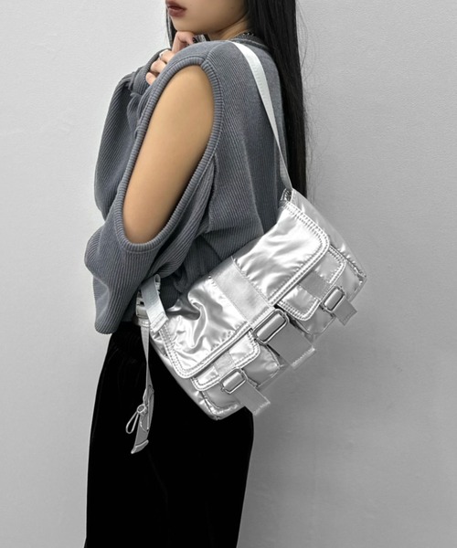 LVEU.（ラブユ.）の「【LVEU.】ミニポケットデザインハンドバッグ / バッグ 鞄 BAG ハンドバッグ ショルダー ワンショルダー スクエア ポケット ミニ 合皮 ブラック シルバー（ショルダーバッグ・レディース・ブラック/シルバー・FREE）」の4枚目の写真