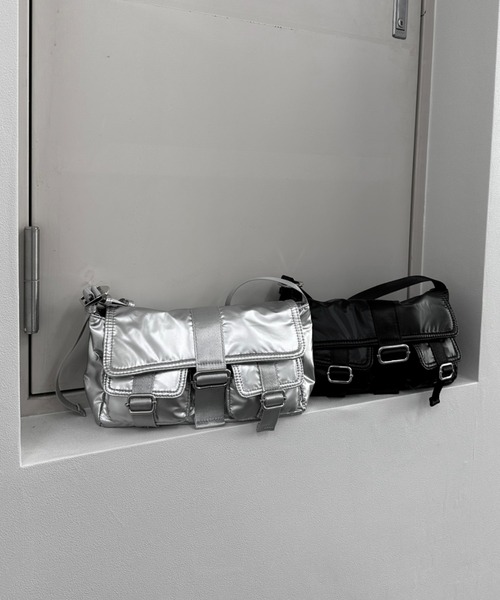 LVEU.（ラブユ.）の「【LVEU.】ミニポケットデザインハンドバッグ / バッグ 鞄 BAG ハンドバッグ ショルダー ワンショルダー スクエア ポケット ミニ 合皮 ブラック シルバー（ショルダーバッグ・レディース・ブラック/シルバー・FREE）」の3枚目の写真