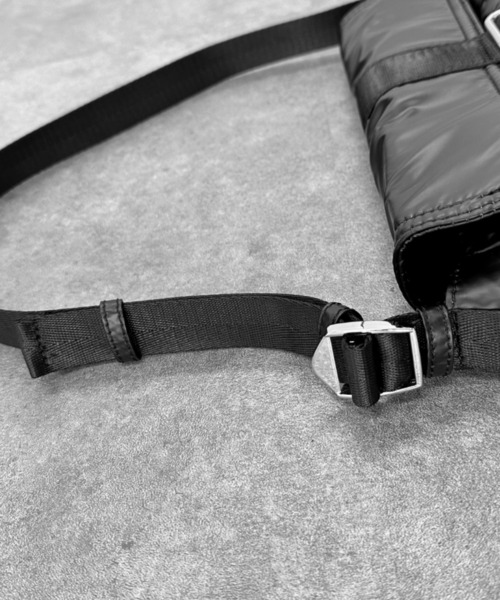 LVEU.（ラブユ.）の「【LVEU.】ミニポケットデザインハンドバッグ / バッグ 鞄 BAG ハンドバッグ ショルダー ワンショルダー スクエア ポケット ミニ 合皮 ブラック シルバー（ショルダーバッグ・レディース・ブラック/シルバー・FREE）」の6枚目の写真