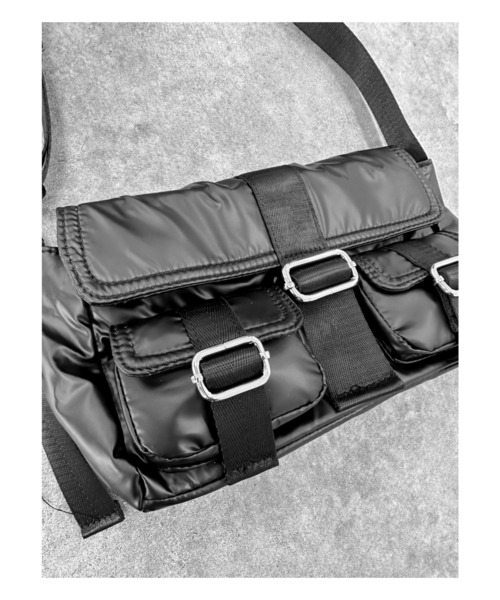 LVEU.（ラブユ.）の「【LVEU.】ミニポケットデザインハンドバッグ / バッグ 鞄 BAG ハンドバッグ ショルダー ワンショルダー スクエア ポケット ミニ 合皮 ブラック シルバー（ショルダーバッグ・レディース・ブラック/シルバー・FREE）」の7枚目の写真