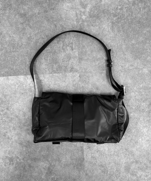 LVEU.（ラブユ.）の「【LVEU.】ミニポケットデザインハンドバッグ / バッグ 鞄 BAG ハンドバッグ ショルダー ワンショルダー スクエア ポケット ミニ 合皮 ブラック シルバー（ショルダーバッグ・レディース・ブラック/シルバー・FREE）」の12枚目の写真