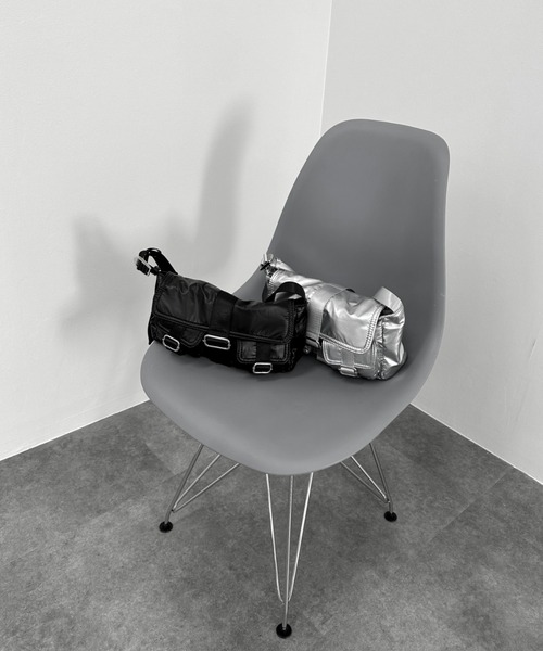 LVEU.（ラブユ.）の「【LVEU.】ミニポケットデザインハンドバッグ / バッグ 鞄 BAG ハンドバッグ ショルダー ワンショルダー スクエア ポケット ミニ 合皮 ブラック シルバー（ショルダーバッグ・レディース・ブラック/シルバー・FREE）」の10枚目の写真