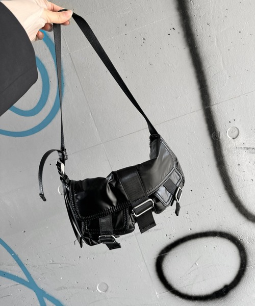 LVEU.（ラブユ.）の「【LVEU.】ミニポケットデザインハンドバッグ / バッグ 鞄 BAG ハンドバッグ ショルダー ワンショルダー スクエア ポケット ミニ 合皮 ブラック シルバー（ショルダーバッグ・レディース・ブラック/シルバー・FREE）」の21枚目の写真