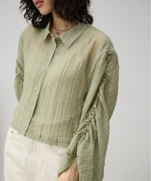 AZUL by moussy（アズールバイマウジー）の「ギャザーデザインクロップドシアーシャツ（シャツ/ブラウス・レディース）」