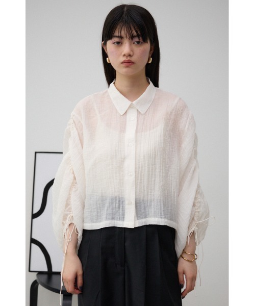 AZUL by moussy（アズールバイマウジー）の「ギャザーデザインクロップドシアーシャツ（シャツ/ブラウス・レディース・オフホワイト/ブラック/ライトカーキ・FREE）」の7枚目の写真