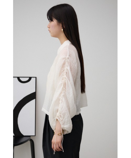 AZUL by moussy（アズールバイマウジー）の「ギャザーデザインクロップドシアーシャツ（シャツ/ブラウス・レディース・オフホワイト/ブラック/ライトカーキ・FREE）」の8枚目の写真