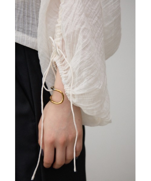 AZUL by moussy（アズールバイマウジー）の「ギャザーデザインクロップドシアーシャツ（シャツ/ブラウス・レディース・オフホワイト/ブラック/ライトカーキ・FREE）」の12枚目の写真