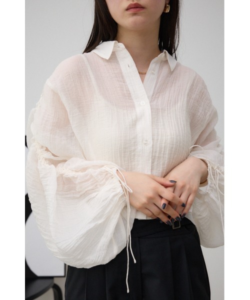 AZUL by moussy（アズールバイマウジー）の「ギャザーデザインクロップドシアーシャツ（シャツ/ブラウス・レディース・オフホワイト/ブラック/ライトカーキ・FREE）」の4枚目の写真