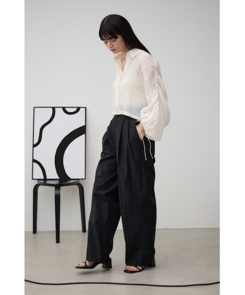 AZUL by moussy（アズールバイマウジー）の「ギャザーデザインクロップドシアーシャツ（シャツ/ブラウス・レディース・オフホワイト/ブラック/ライトカーキ・FREE）」の6枚目の写真
