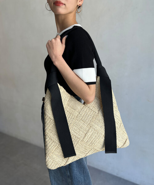 Chez toi（シェトワ）の「雑材編み込みトライアングルトート（トートバッグ・レディース・ライトベージュ/グレイッシュベージュ/ベージュ・FREE）」の2枚目の写真