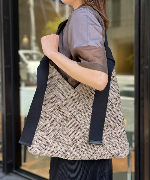 Chez toi（シェトワ）の「雑材編み込みトライアングルトート（トートバッグ・レディース・ライトベージュ/グレイッシュベージュ/ベージュ・FREE）」の3枚目の写真