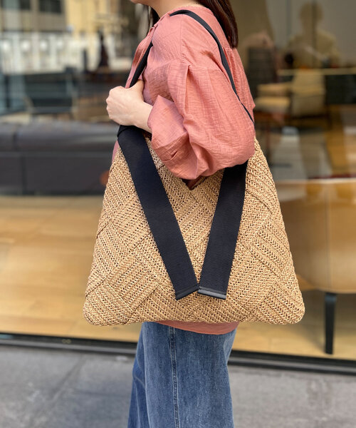 Chez toi（シェトワ）の「雑材編み込みトライアングルトート（トートバッグ・レディース・ライトベージュ/グレイッシュベージュ/ベージュ・FREE）」の6枚目の写真