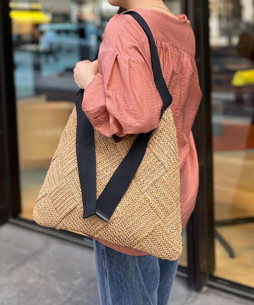 Chez toi（シェトワ）の「雑材編み込みトライアングルトート（トートバッグ・レディース・ライトベージュ/グレイッシュベージュ/ベージュ・FREE）」の8枚目の写真