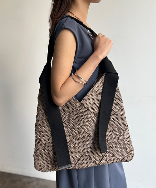 Chez toi（シェトワ）の「雑材編み込みトライアングルトート（トートバッグ・レディース・ライトベージュ/グレイッシュベージュ/ベージュ・FREE）」の9枚目の写真