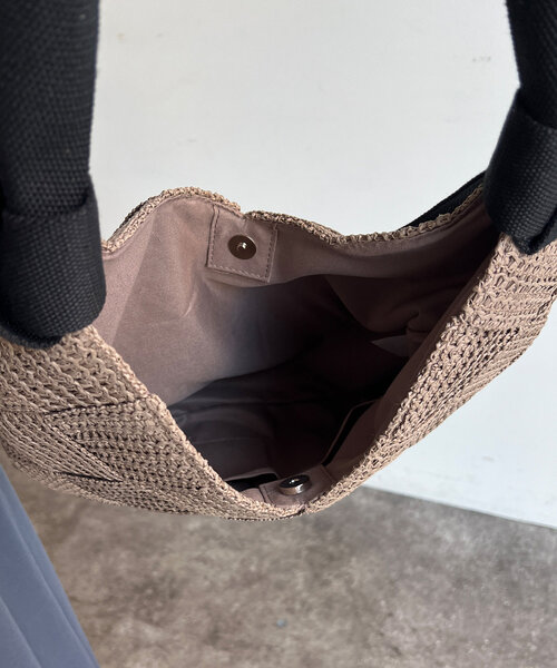 Chez toi（シェトワ）の「雑材編み込みトライアングルトート（トートバッグ・レディース・ライトベージュ/グレイッシュベージュ/ベージュ・FREE）」の11枚目の写真