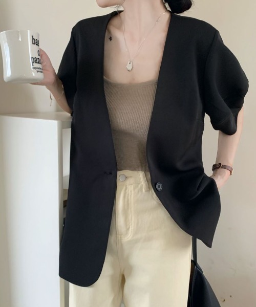ABITOKYO(アビトーキョー)の「バルーン袖ノーカラージャケット(ノーカラージャケット・レディース・ベージュ/ブラック・L/M/XL)」の1枚目の写真