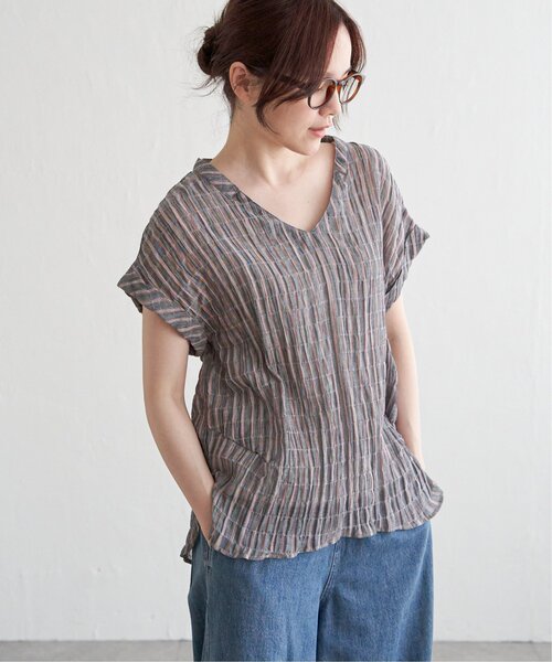 LBC(エルビーシー)の「テンセル(TM)繊維混Vネックブラウス(シャツ/ブラウス・レディース・ネイビー/ブルー/ブラック/グリーン・M/L)」の1枚目の写真
