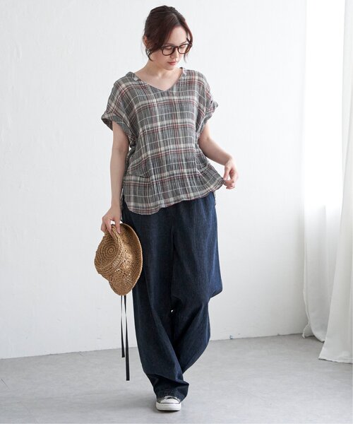 LBC(エルビーシー)の「テンセル(TM)繊維混Vネックブラウス(シャツ/ブラウス・レディース・ネイビー/ブルー/ブラック/グリーン・M/L)」の18枚目の写真