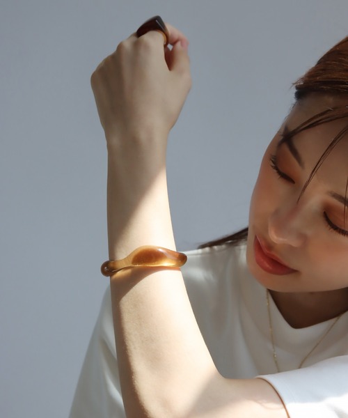 abaskdesign（アバスクデザイン）の「ニュアンスライン アクリルカラークリアバングル（バングル/リストバンド・レディース・ブラウン/グリーン/クリア・FREE）」の21枚目の写真