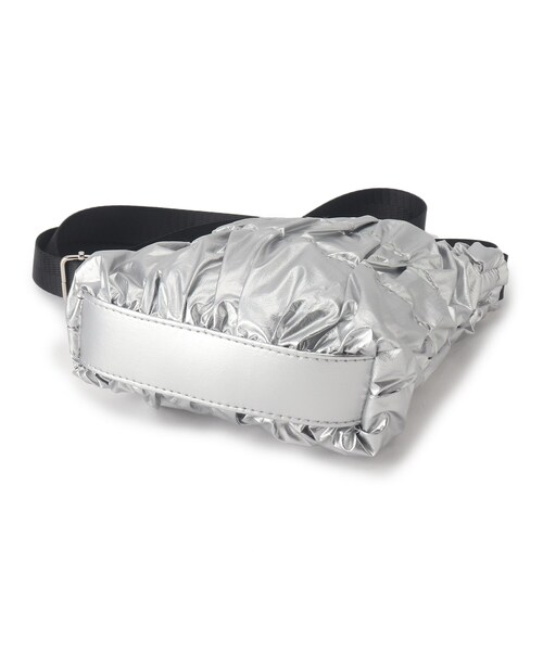 SHOO・LA・RUE（シューラルー）の「◆コーデのアクセントに ギャザーミニショルダーバッグ（ショルダーバッグ・レディース・シルバー/ブラック/ブロンズ・00）」の8枚目の写真