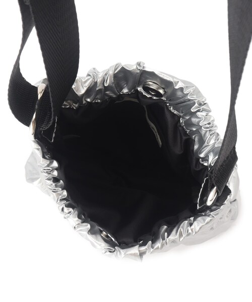 SHOO・LA・RUE（シューラルー）の「◆コーデのアクセントに ギャザーミニショルダーバッグ（ショルダーバッグ・レディース・シルバー/ブラック/ブロンズ・00）」の9枚目の写真