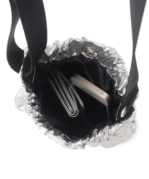 SHOO・LA・RUE（シューラルー）の「◆コーデのアクセントに ギャザーミニショルダーバッグ（ショルダーバッグ・レディース・シルバー/ブラック/ブロンズ・00）」の12枚目の写真