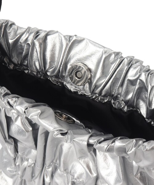 SHOO・LA・RUE（シューラルー）の「◆コーデのアクセントに ギャザーミニショルダーバッグ（ショルダーバッグ・レディース・シルバー/ブラック/ブロンズ・00）」の13枚目の写真