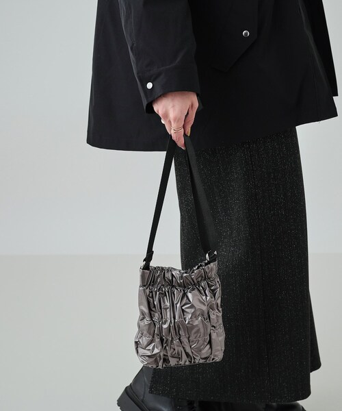 SHOO・LA・RUE（シューラルー）の「◆コーデのアクセントに ギャザーミニショルダーバッグ（ショルダーバッグ・レディース・シルバー/ブラック/ブロンズ・00）」の14枚目の写真