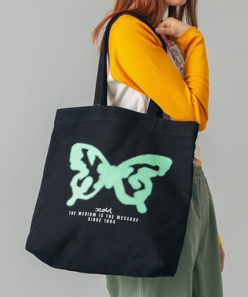 X-girl（エックスガール）の「SPRAY BUTTERFLY PRINT TOTE BAG（トートバッグ・レディース・ブラック/ホワイト/ブラウン・ONE SIZE）」の3枚目の写真