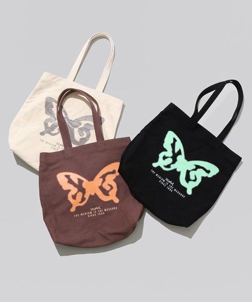 X-girl（エックスガール）の「SPRAY BUTTERFLY PRINT TOTE BAG（トートバッグ・レディース・ブラック/ホワイト/ブラウン・ONE SIZE）」の4枚目の写真