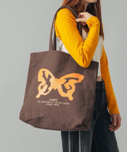 X-girl（エックスガール）の「SPRAY BUTTERFLY PRINT TOTE BAG（トートバッグ・レディース・ブラック/ホワイト/ブラウン・ONE SIZE）」の5枚目の写真