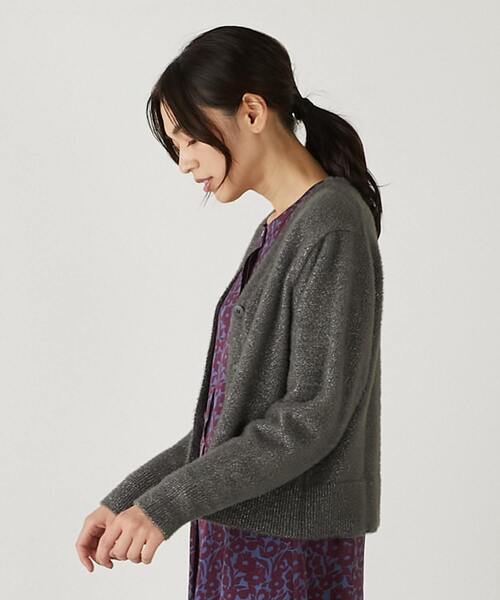 MELROSE claire（メルローズ クレール）の「【落ち着いた煌きラメフェザー大人Vネックカーディガン】（ニット/セーター・レディース・キャメル/グレー/チャコールグレー・FREE）」の12枚目の写真