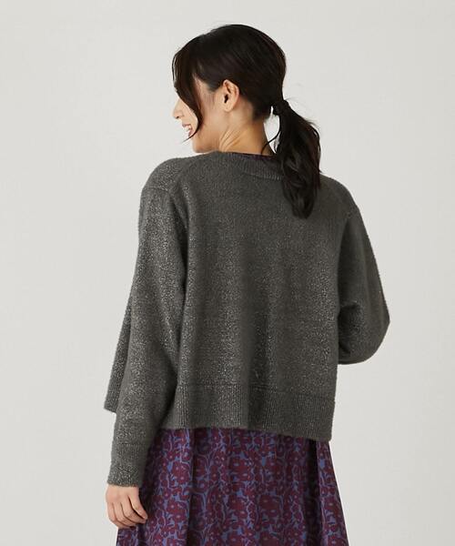 MELROSE claire（メルローズ クレール）の「【落ち着いた煌きラメフェザー大人Vネックカーディガン】（ニット/セーター・レディース・キャメル/グレー/チャコールグレー・FREE）」の14枚目の写真