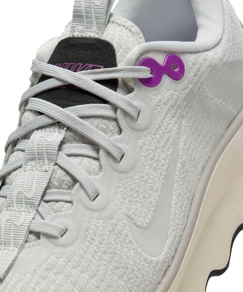 NIKE（ナイキ）の「ナイキ モティバ ウィメンズ ウォーキングシューズ / Nike Motiva Women's Walking Shoes DV1238-009 Photon Dust（スニーカー・レディース・グレー系その他・23/24/25/26/25.5/22.5/24.5/23.5）」の4枚目の写真