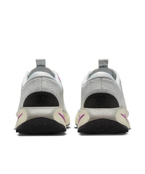 NIKE（ナイキ）の「ナイキ モティバ ウィメンズ ウォーキングシューズ / Nike Motiva Women's Walking Shoes DV1238-009 Photon Dust（スニーカー・レディース・グレー系その他・23/24/25/26/25.5/22.5/24.5/23.5）」の5枚目の写真