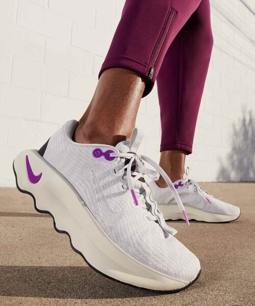 NIKE（ナイキ）の「ナイキ モティバ ウィメンズ ウォーキングシューズ / Nike Motiva Women's Walking Shoes DV1238-009 Photon Dust（スニーカー・レディース・グレー系その他・23/24/25/26/25.5/22.5/24.5/23.5）」の7枚目の写真