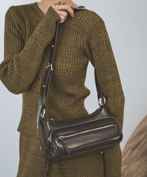 AIC.（エーアイシー）の「レザータッチアウトポケットスクエアバッグ（ショルダーバッグ・レディース・ブラウン/ブラック/アイボリー・FREE）」の3枚目の写真