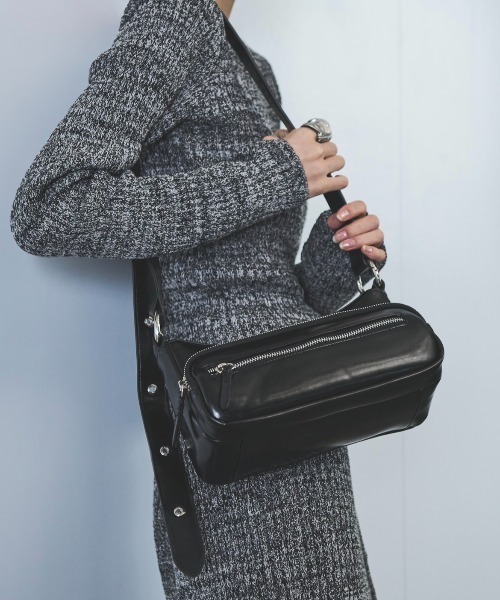 AIC.（エーアイシー）の「レザータッチアウトポケットスクエアバッグ（ショルダーバッグ・レディース・ブラウン/ブラック/アイボリー・FREE）」の5枚目の写真