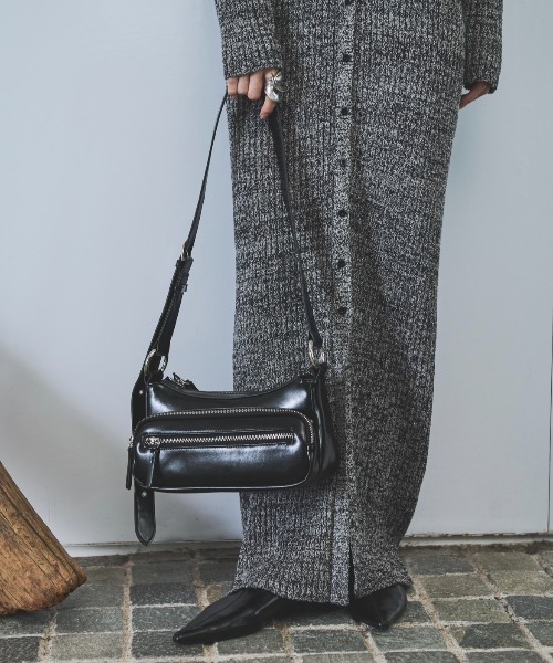 AIC.（エーアイシー）の「レザータッチアウトポケットスクエアバッグ（ショルダーバッグ・レディース・ブラウン/ブラック/アイボリー・FREE）」の6枚目の写真