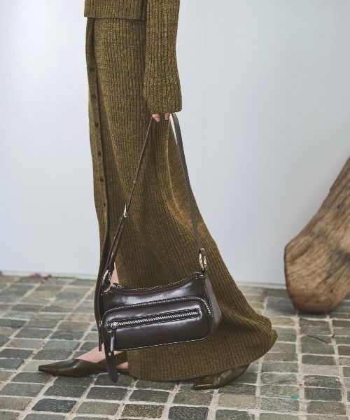 AIC.（エーアイシー）の「レザータッチアウトポケットスクエアバッグ（ショルダーバッグ・レディース・ブラウン/ブラック/アイボリー・FREE）」の12枚目の写真