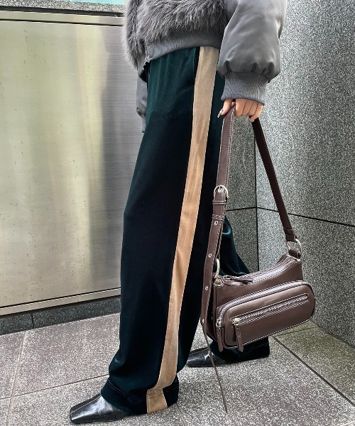 AIC.（エーアイシー）の「レザータッチアウトポケットスクエアバッグ（ショルダーバッグ・レディース・ブラウン/ブラック/アイボリー・FREE）」の15枚目の写真