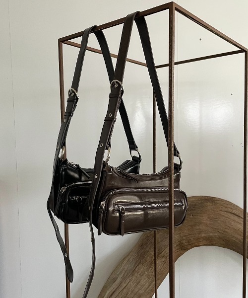 AIC.（エーアイシー）の「レザータッチアウトポケットスクエアバッグ（ショルダーバッグ・レディース・ブラウン/ブラック/アイボリー・FREE）」の4枚目の写真