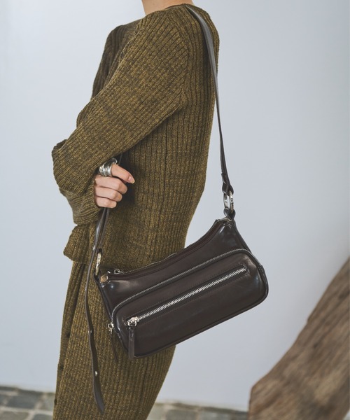 AIC.（エーアイシー）の「レザータッチアウトポケットスクエアバッグ（ショルダーバッグ・レディース・ブラウン/ブラック/アイボリー・FREE）」の14枚目の写真