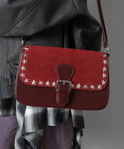 SPINNS(スピンズ)の「【2WAY】スタッズ 合皮ハンドバッグ/ショルダーバッグ(ハンドバッグ・レディース・ブラック/レッド・ONESIZE)」の2枚目の写真