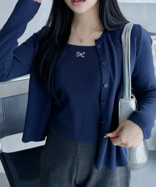Ada.(エイダ)の「リボン ワンポイント アイレット ニット カーディガン(アンサンブル・レディース・ネイビー/アイボリー/グレー・FREE)」の2枚目の写真