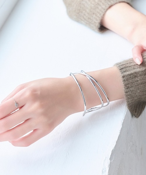 Phoebe（フィービィー）の「ニュアンスラインワイドカフバングル（バングル/リストバンド・レディース・イエローゴールド/シルバー・FREE）」の13枚目の写真