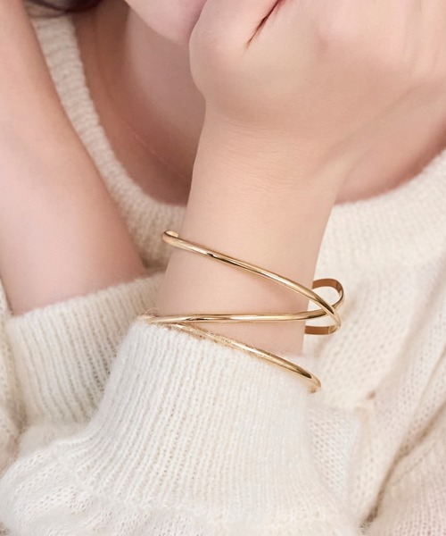 Phoebe（フィービィー）の「ニュアンスラインワイドカフバングル（バングル/リストバンド・レディース・イエローゴールド/シルバー・FREE）」の3枚目の写真
